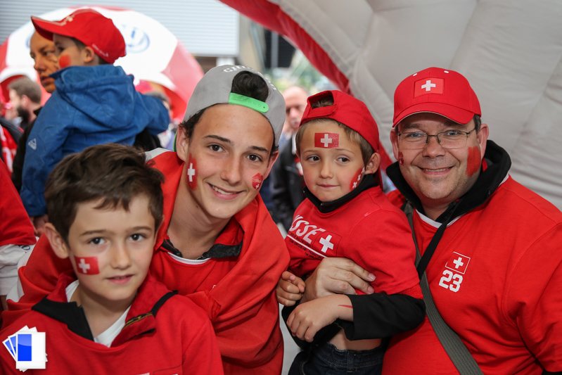 Fans der Schweizer Nati lassen sich schminken