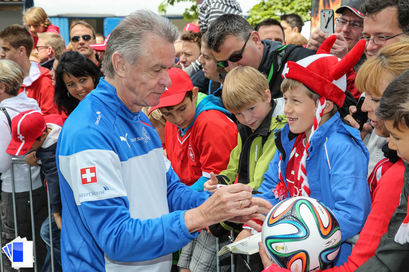 Othmar Hitzfeld gibt Autogramme